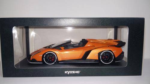 Lamborghini Veneno Roadster 1:18 Orange/White line Kyosho Model C095020RW